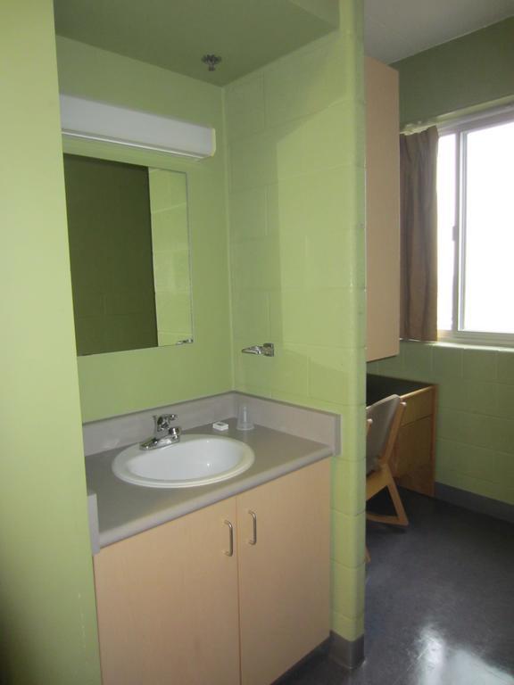 Hotel Laurier - King Street Residence Уотърлу Екстериор снимка